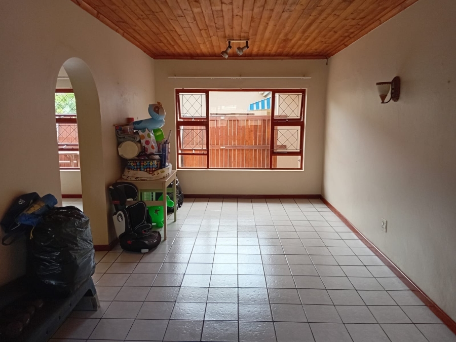 To Let 4 Bedroom Property for Rent in Bonza Bay Eastern Cape